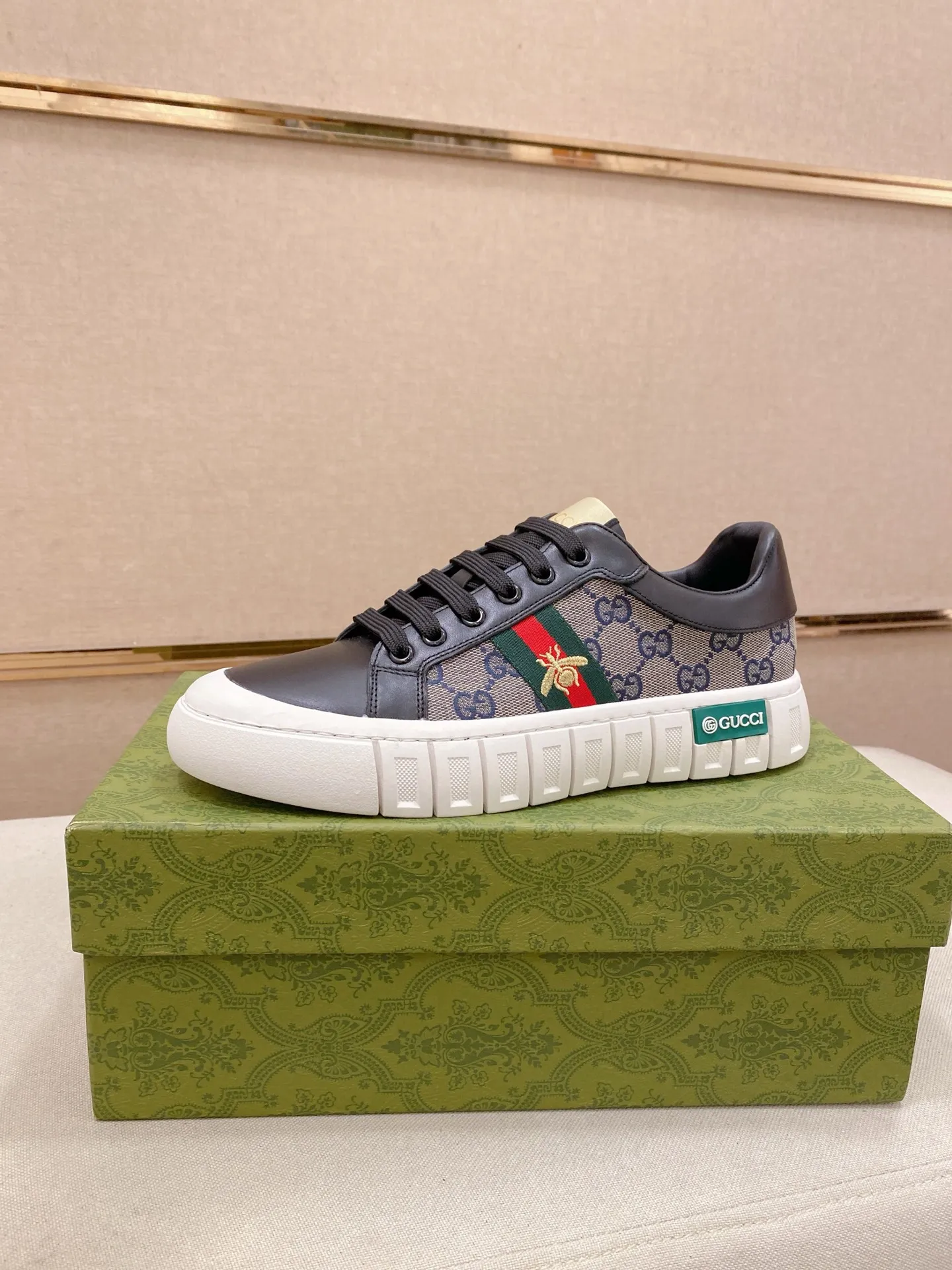 Factory price: 400💰 (GUCCI) The latest model from the official website 🎁🎁Casual and fashionable men's shoes👟, hot style💥The version is simple and elegant, exclusive for trendy men. Unique latest brand elements from the official website👑Original decoration, fashionable and generous, the fabric is original cowhide ✅Sheepskin lining, the official website specifies wear-resistant casual outsole, the classic model is taken in kind at the counter🎬38-44 (45 is not returned or exchanged when customized)